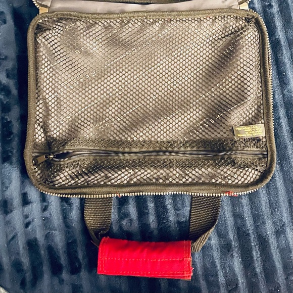 Kenneth Cole Reaction Toiletry/Cosmetic hanging zip up bag - Picture 6 of 9